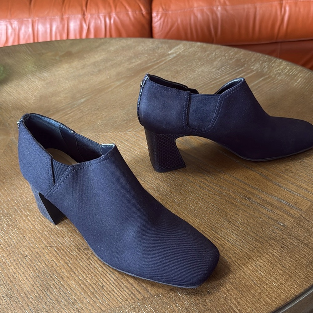 Navy NYDJ heels in perfect condition